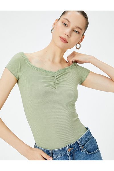 Koton Schulterfreier Body mit Spitzendetail, drapiert, kurze Ärmel, schmale Passform