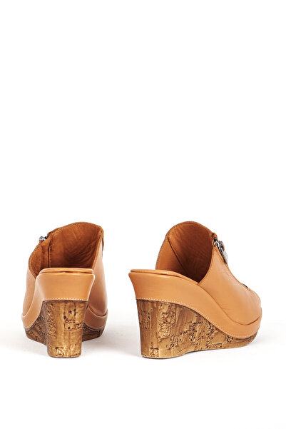 Dericlub Dámske papuče na klinovom podpätku s hrubým remienkom z pravej kože Zy 6137 Tan