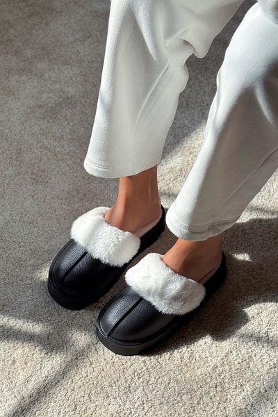 NİŞANTAŞI SHOES Akali Damen-Hausschuhe mit schwarzem, mattem Fell innen und flacher Sohle