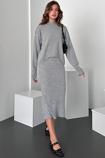 Fav Style فستان طويل مضلع برقبة على شكل حرف V باللون الرمادي وسترة تريكو نصف ...