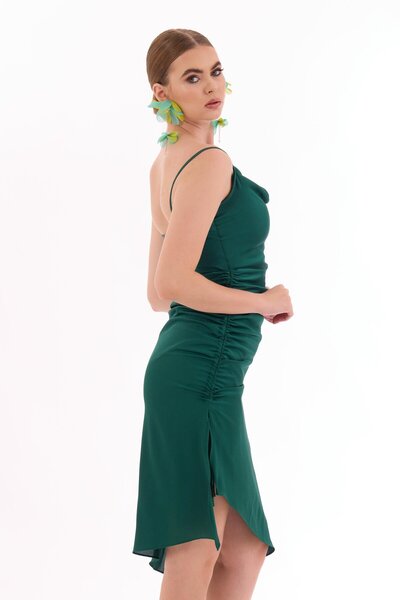 Carmen Zümrüt Saten Askılı Degaje Yaka Kısa Abiye Elbise