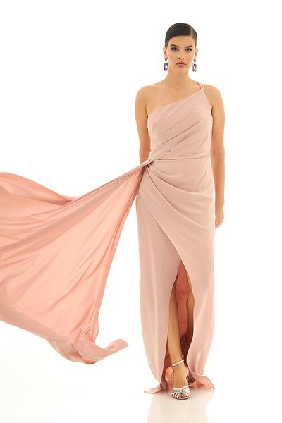 Carmen Langes Abendkleid aus Pudersatin mit einer Schulter