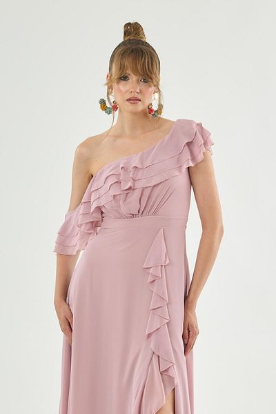 Carmen Abendkleid aus puderfarbenem Chiffon mit Volant und Schlitz an den Schultern