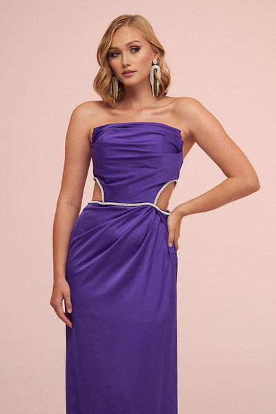 Carmen Lilafarbenes, trägerloses langes Abendkleid aus Satin mit Seitenschlitz