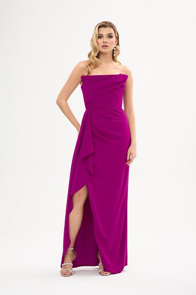 Carmen Fuchsiafarbenes Abendkleid aus Crêpe mit Steindruck und Schlitzen