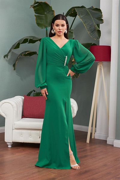 Carmen Langes Abendkleid aus smaragdgrünem Chiffon mit Schnalle und Detail