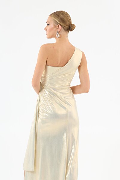 Carmen Lesklé ecru pletené večerní šaty - hluboký rozparek