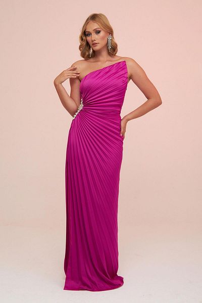Carmen Langes Abendkleid aus fuchsiafarbenem Plisoley mit Steinschlitz an der Seite