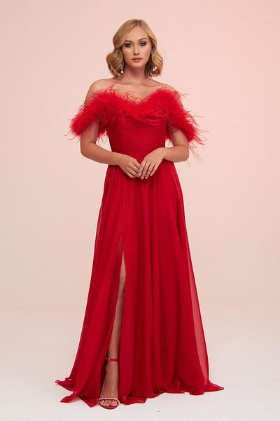 Carmen Langes Abendkleid aus rotem Chiffon mit Federn und Schlitz
