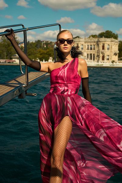Carmen Fuchsiafarbenes Abendkleid mit Schlitz und Print