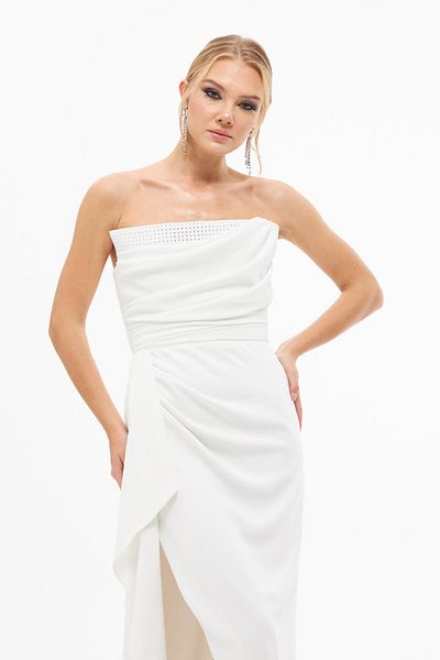 Carmen Ecrufarbenes, mit Steinen bedrucktes, langes Brautkleid mit Schlitz
