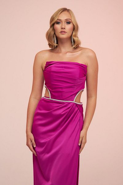 Carmen Trägerloses langes Abendkleid aus fuchsiafarbenem Satin mit Seitenschlitz
