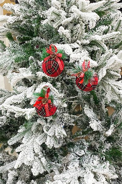 Yusuf Dirik YD Party Supplies New Year's Tree Ball Luxury Plaid Fabric with Pinecone and Coconut Detail 3 Pieces 10 cm