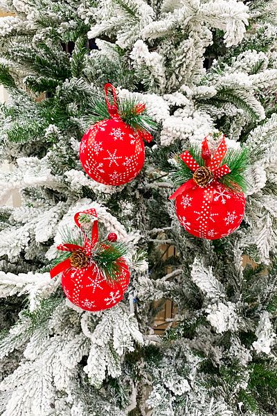 Yusuf Dirik YD Party Supplies New Year Tree Ball Luxury Snowflake Printed with Pinecone and Coconut Detail 3 Pieces 10 cm