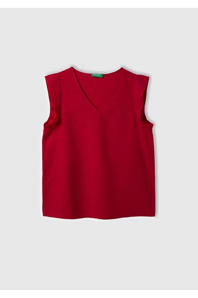 United Colors of Benetton بلوزة نسائية ذات قصة واسعة ورقبة على شكل حرف V من مزيج الكتان واللون الكرزي