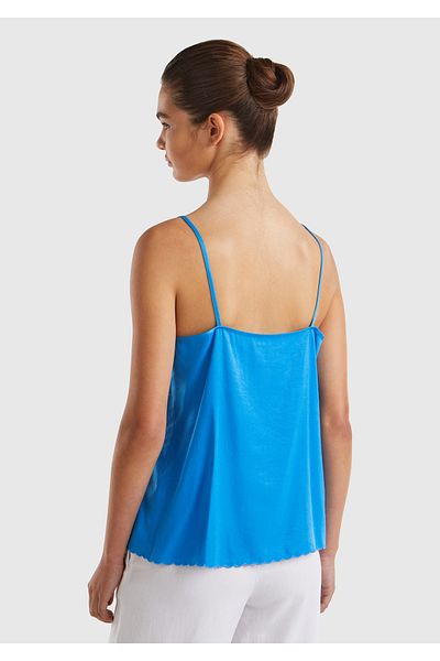 United Colors of Benetton بلوزة نسائية من الفسكوز الأزرق المخلوط مع صدر وحاشية مكشكشة وأشرطة رفيعة