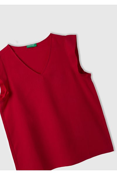 United Colors of Benetton بلوزة نسائية ذات قصة واسعة ورقبة على شكل حرف V من مزيج الكتان واللون الكرزي