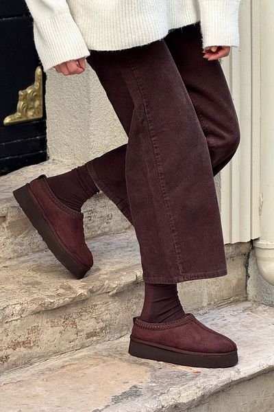 NİŞANTAŞI SHOES Süße braune Sabo-Hausschuhe aus Wildleder mit Fell innen und flacher Sohle