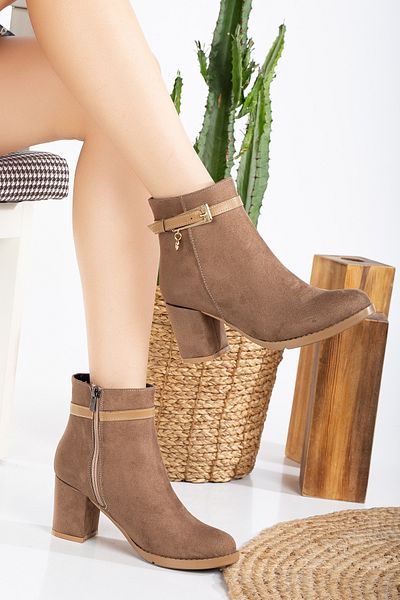 Mc vay Shoes Κομψές γυναικείες μπότες με αξεσουάρ βιζόν, χρυσή πόρπη, τακούνι 7 εκ. και φερμουάρ