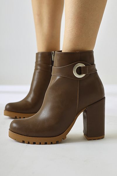 Limoya Destina Brown, Bitter Brown Color Γυναικείες μπότες με τακούνι με οβάλ μύτη και αξεσουάρ στον αστράγαλο, γυναικείο μποτάκι