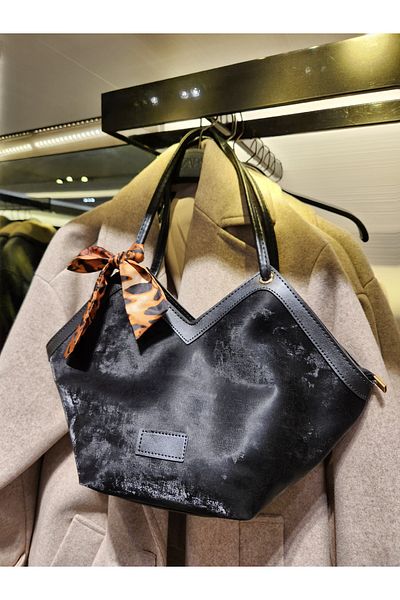 Die Fein Mercan Stores Geantă de damă din piele intoarsa cu curea de umar cu fermoar