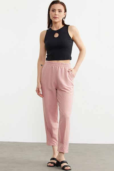 Sementa Pantaloni roz din crepon - Detaliu cu cordon pentru picioare