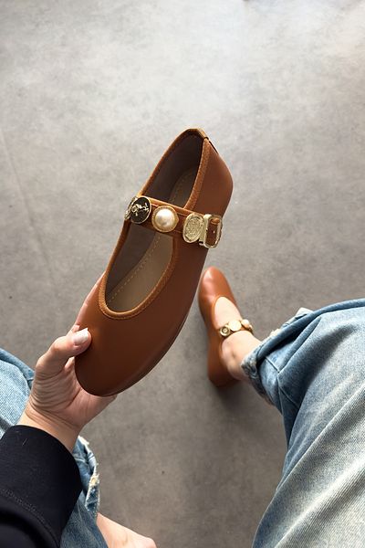 SHOEBELLAS Λεπτομερείς γυναικείες μπαλαρίνες Beef Tan Skin Gold Buckle