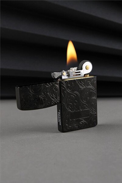 Silvio Monetti İşlemeli Özel Tasarım Benzinli Kapaklı Siyah Benzinli Çakmak Caksm085t