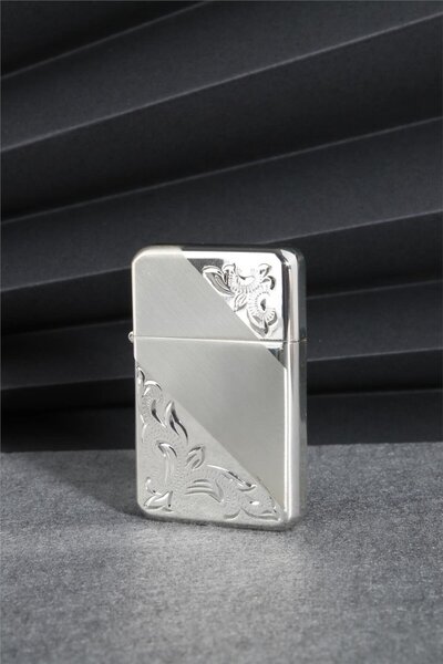 Silvio Monetti Gümüş Renk İşlemeli Kapaklı Benzinli Çakmak 24CSM916CR04