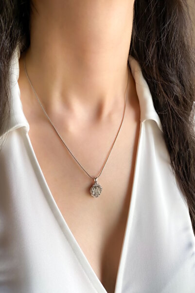 DEMOKAN قلادة نسائية من الفولاذ بتفاصيل المحار واللؤلؤ