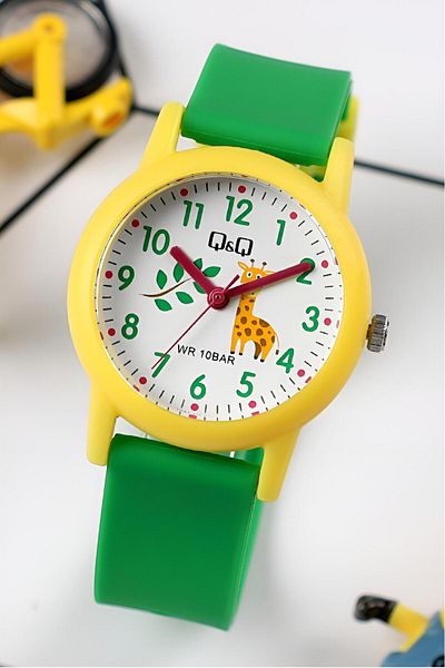 Q&Q Giraffe Themed Green Band Unisex 10 Atm Waterproof Kids Wristwatch