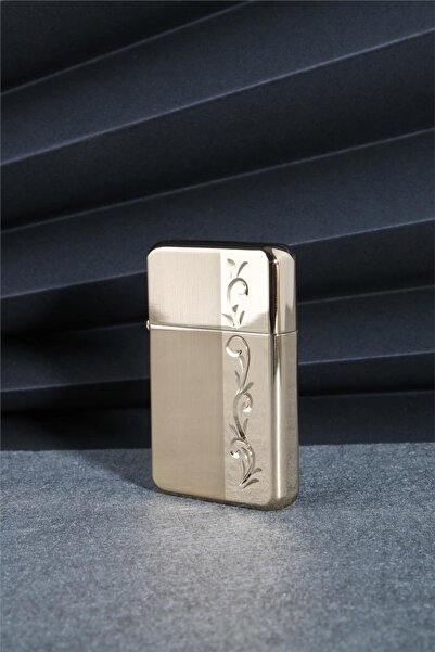 Silvio Monetti Altın Renk İşlemeli Kapaklı Benzinli Çakmak 24CSM916CR02