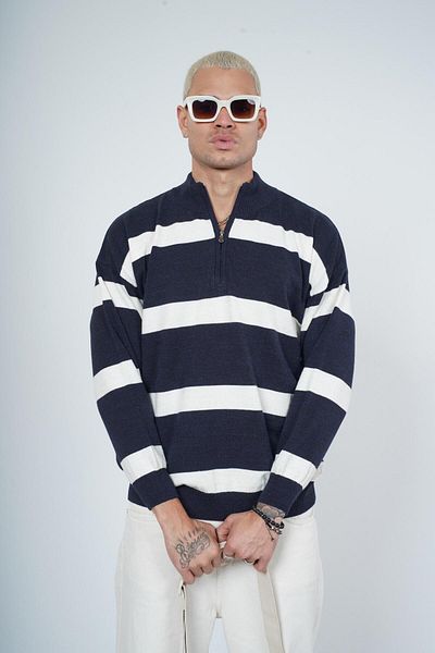 Butik Пуловер от плетено платно с половин цип и райета