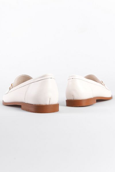 Capone Outfitters حذاء لوفر نسائي من الجلد الطبيعي بإبزيم معدني من كارلي