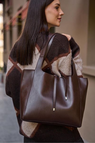 Madamra Braune Damen-Hand- und Umhängetasche aus weichem Wildleder mit Spitzendetail