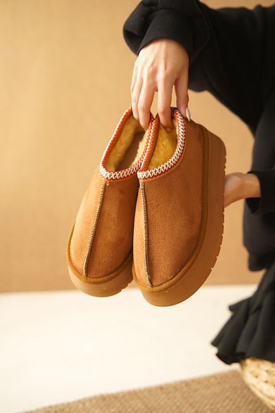 Capone Outfitters Damen-Hausschuhe aus Lammfell mit dicker Sohle und runder Zehenpartie