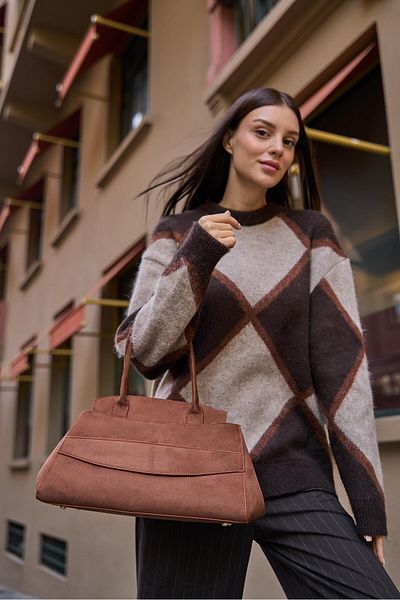 Madamra Hellbraune Damen-Hand- und Umhängetasche aus Wildleder mit Nahtdetails