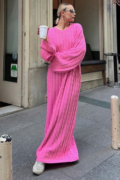 Swist Rosa Strick-Midikleid für Damen mit Rundhalsausschnitt und geflochtenem Haar