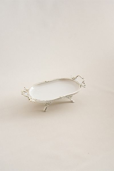 Nazik Home حامل عرض من البورسلين بتفاصيل فضية من سييرا بيضاوي (25 × 15 سم)