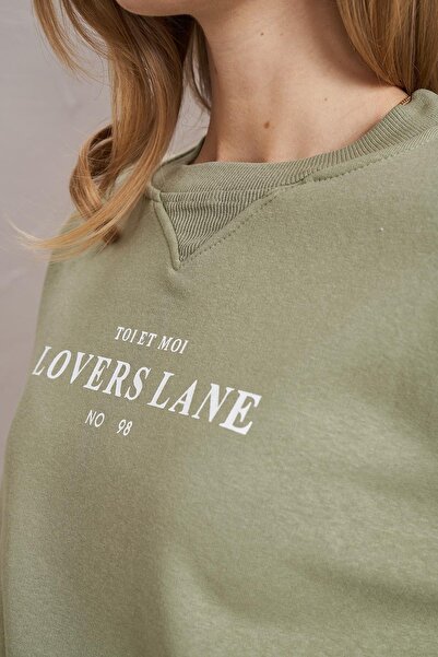 TENA Γυναικεία φούτερ Olive Crew Neck Lovers Lane με στάμπα με τρεις κλωστές