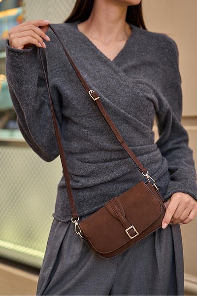 Madamra Hnědá semišová dámská kabelka Alina s přezkou Crossbody -
