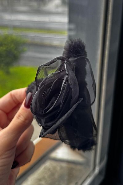 TAKIŞTIR Cataramă de pluș cu flori de culoare neagră