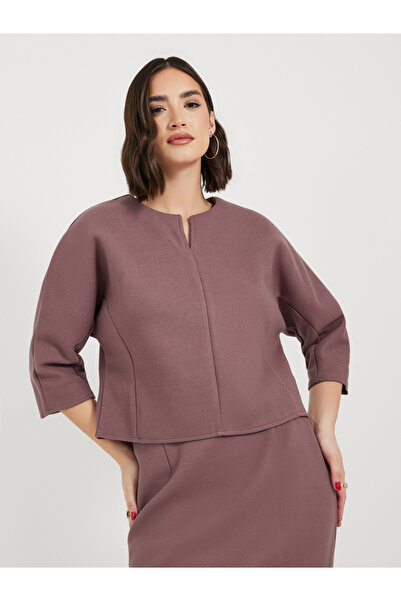 Styli بلوزة قصيرة بفتحة رقبة مقسمة وأكمام بثلاثة أرباع الطول