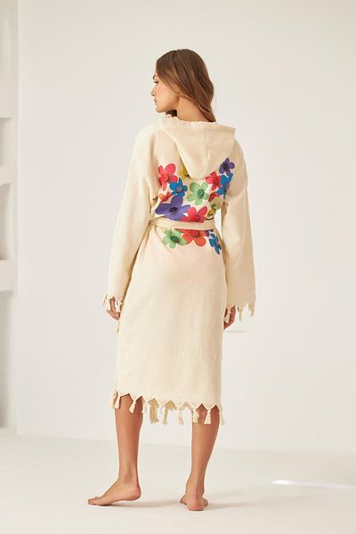 Katia&Bony Ecru Damen-Bademantel mit Pestemal-Blumenmuster auf der Rückseite