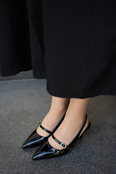 LAMİNTA Rennes Siyah Toka Detaylı Sivri Burun Kemer Bağlı Kadın Topuklu Ayakkabı