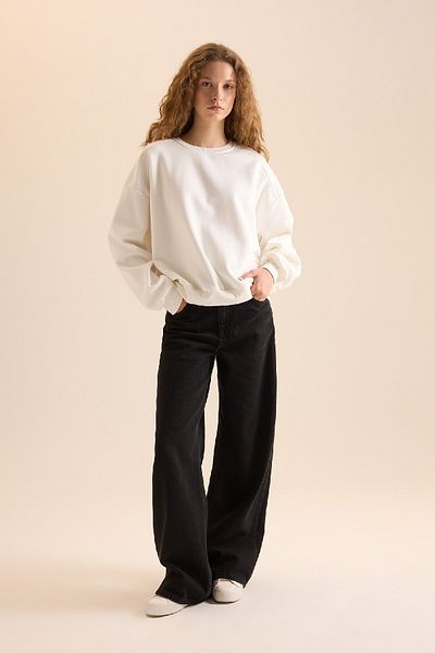 DeFacto Übergroßes, einfarbiges, dickes Sweatshirt mit Rundhalsausschnitt – D9022axns