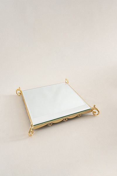 Nazik Home حامل عرض صغير مربع بتفاصيل ذهبية من Tilda (37 × 37 سم)