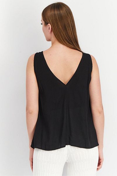 Asos Design بلوزة نسائية بدون أكمام بفتحة رقبة على شكل حرف V وتفاصيل أزرار، باللون الأسود
