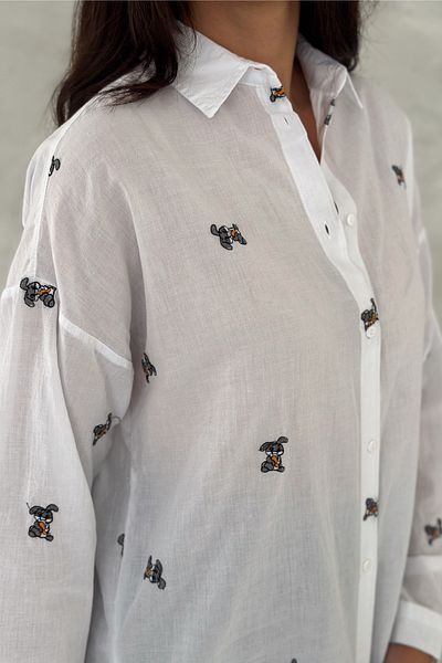 FEMELLE Cămașă de damă, albă, cu mânecă pliabilă, broderie de iepure, 100% bumbac
