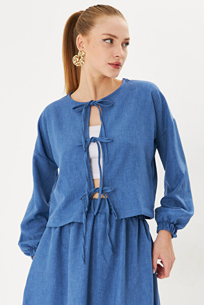 armonika Ženska indigo bluza sa okruglim izrezom, čipkastim detaljima na ruka...